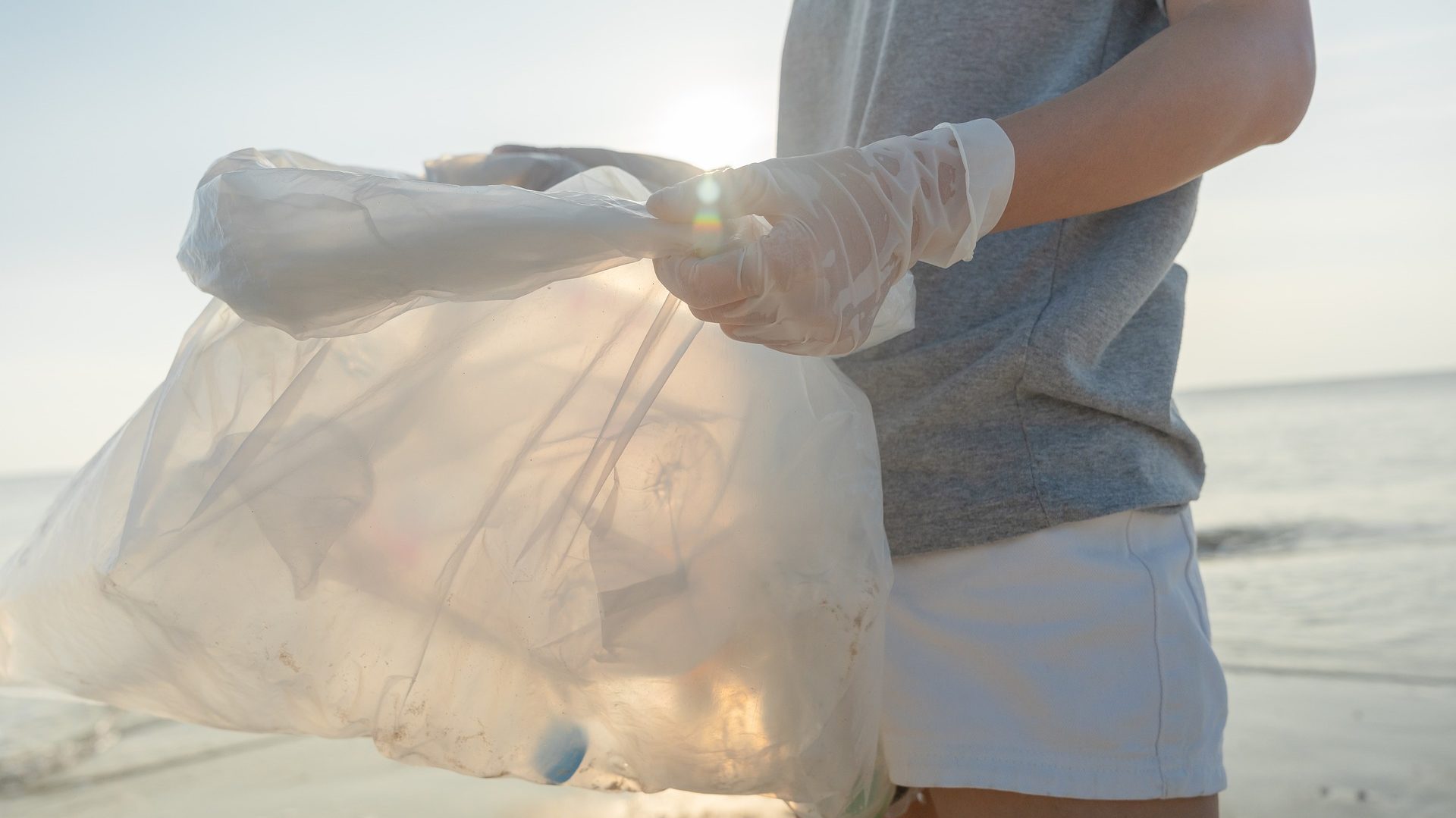 Plastikmüll aufsammeln am Strand